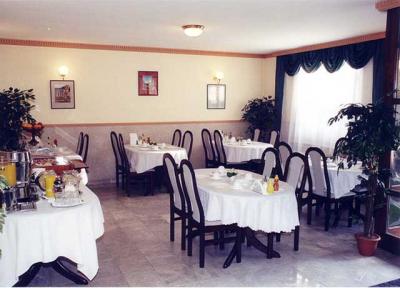 Breakfast room in Hotel Gold Pension Budapest  -  Cheap Pension Budapest Hungary - Breakfast - Gold Hotel Pest - Budapest - Cheap Pension in the green part Budapest