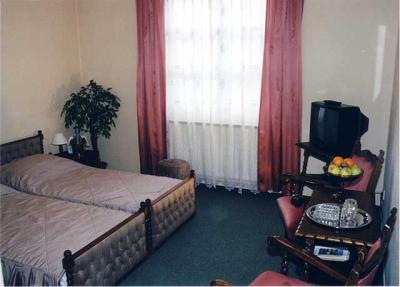 Hotel Gold Pension Budapest  -  Cheap room in Gold Hotel Pension in Budapest, Hungary - Room - Gold Hotel Pest - Budapest - Cheap Pension in the green part Budapest