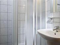 Business Hotel Jagello - bathroom with shower in the hotel in Budapest