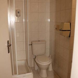 Hotel room with private bathroom in CE Bestline Hotel Budapest - CE Hotel Bestline Budapest - cheap hotel in Budapest
