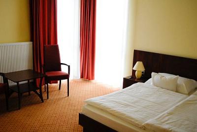 Discount hotel room in Ujhartyan between Budapest and Kecskemet  - Falukozpont Hotel Ujhartyan - Discount hotel near M5 highway, only 15 minutes from Budapest