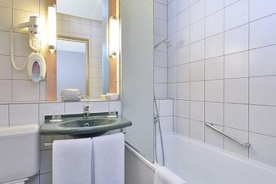 Bathroom in Hotel Ibis Budapest Citysouth*** - Ibis Budapest Citysouth*** - Discounted Ibis Hotel near to the Airport