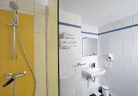 Ibis Styles Budapest City - bathroom of Hotel Mercure Duna