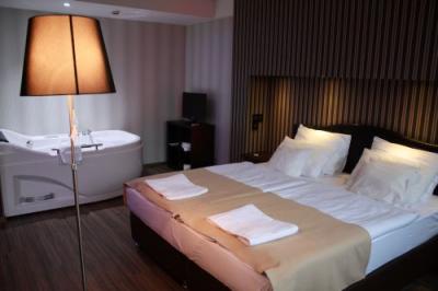 Hotelroom with jacuzzi for a romantic week-end - Pest Inn Hotel Budapest*** - low-priced renovated Hotel in the district X. 