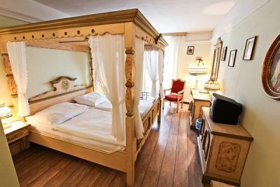 Elegant and romantic hotel room in Hotel Sissi in Budapest  - Sissi Hotel Budapest - discount hotel in the centre of Budapest